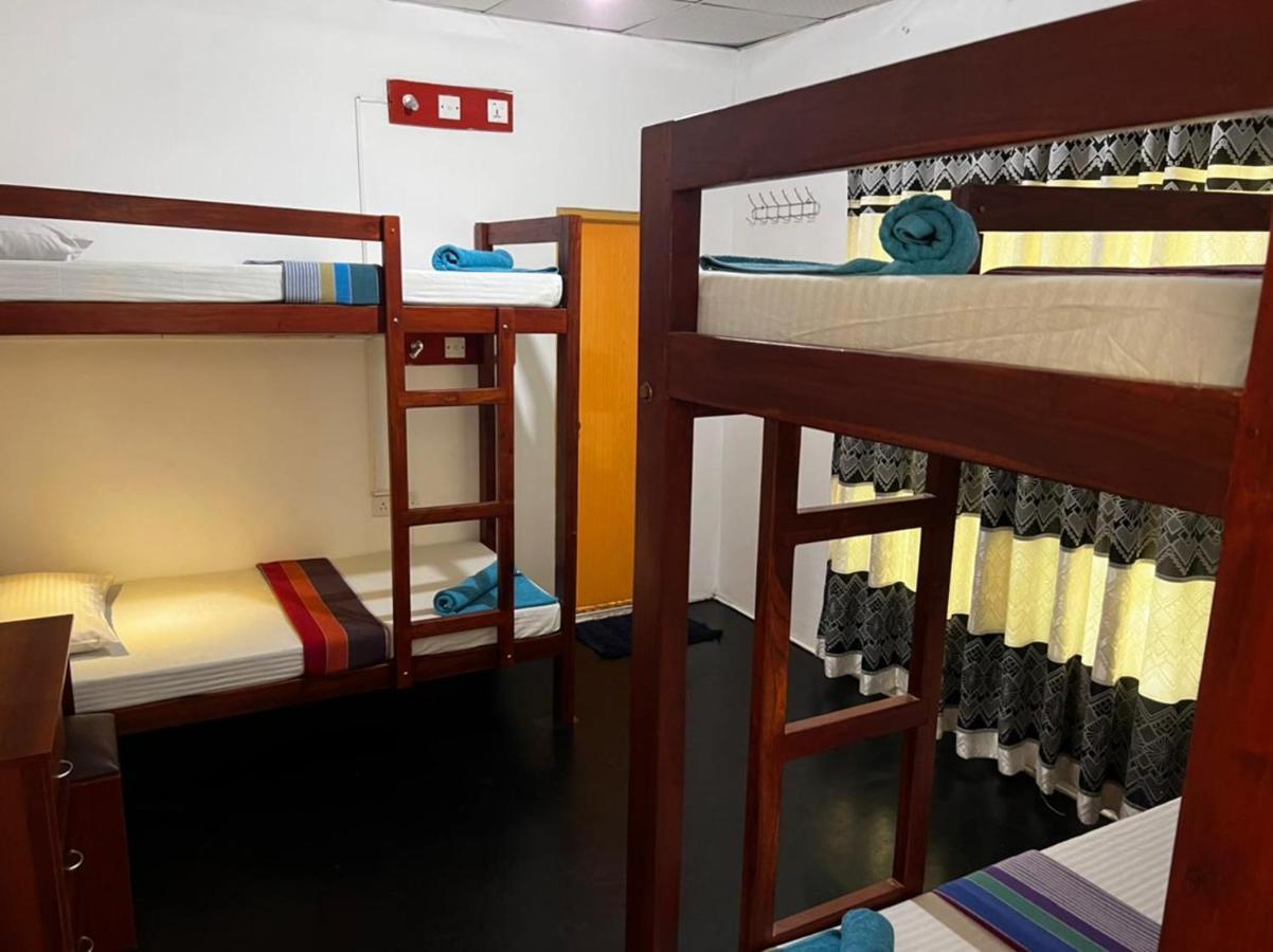 The Traveller'S Hostel & Private Rooms Σιγκιρίγια Εξωτερικό φωτογραφία