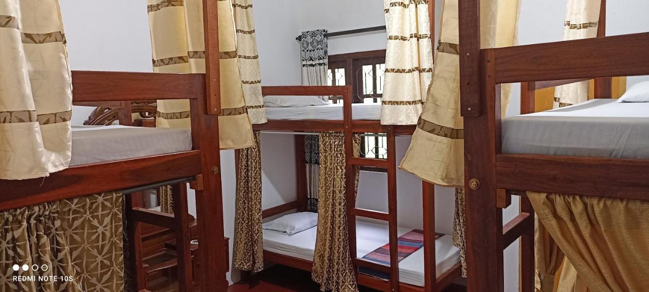 The Traveller'S Hostel & Private Rooms Σιγκιρίγια Εξωτερικό φωτογραφία