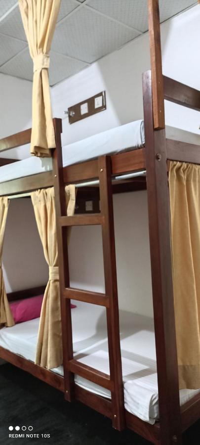 The Traveller'S Hostel & Private Rooms Σιγκιρίγια Εξωτερικό φωτογραφία