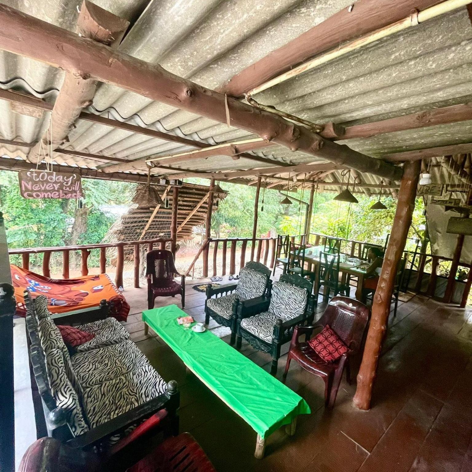 The Traveller'S Hostel & Private Rooms Σιγκιρίγια Εξωτερικό φωτογραφία