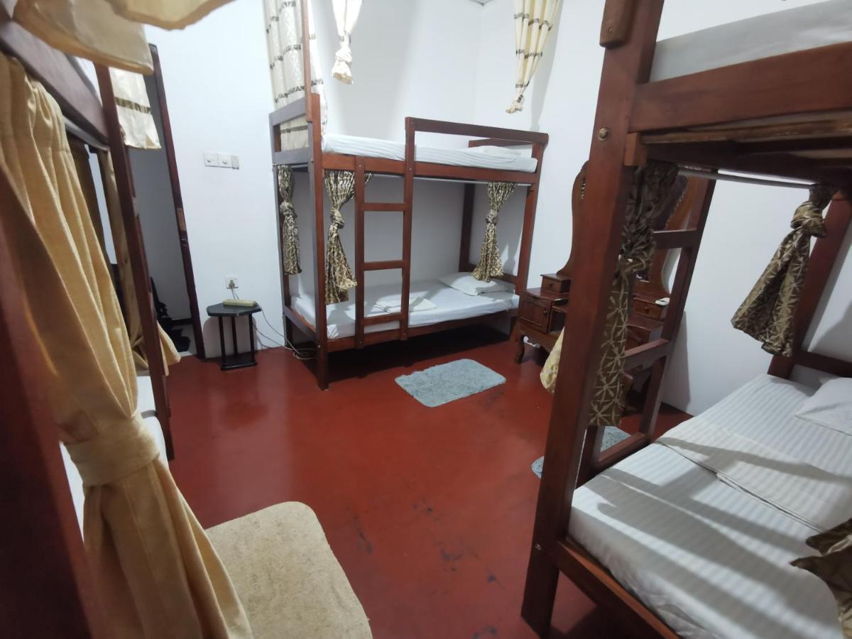 The Traveller'S Hostel & Private Rooms Σιγκιρίγια Εξωτερικό φωτογραφία